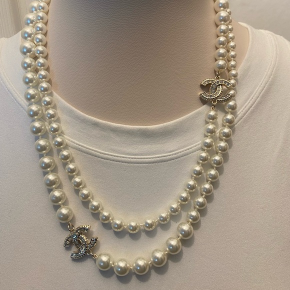 CHANEL Jewelry - BEAUTIFUL Chanel faux pearl necklace with gold accents.